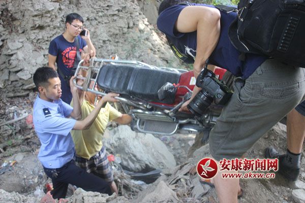 村民摩托車(chē)被盜急報(bào)警 民警情系群眾幫找回3.jpg