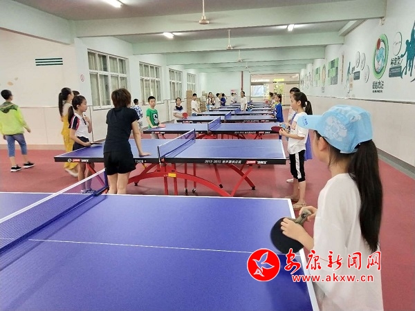 3.與鐘實(shí)小乒乓社團(tuán)交流.jpg