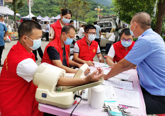 健康向上 熱心公益——旬陽(yáng)縣甘溪鎮(zhèn)積極組織無償獻(xiàn)血活動(dòng)