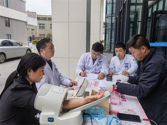 一“臂”之力，踐行醫(yī)者擔(dān)當(dāng)——安康市中心血站聯(lián)合漢濱區(qū)第三人民醫(yī)院開展無償獻(xiàn)血活動(dòng)