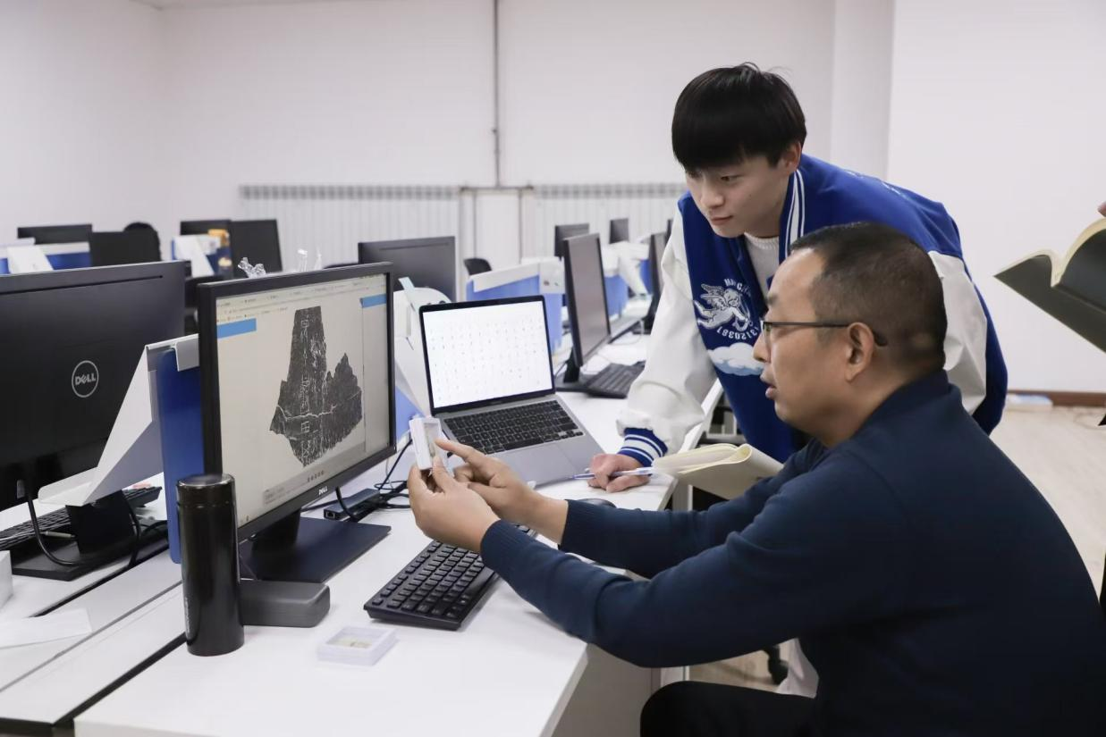 安陽師范學院甲骨文信息處理教育部重點實驗室，劉永革正在給學生講甲骨文。受訪者供圖