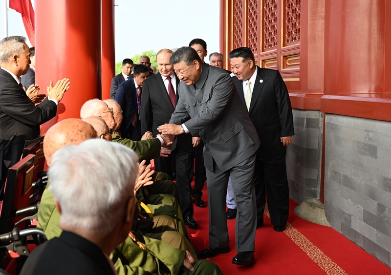 2025年9月3日，習(xí)近平總書記同抗戰(zhàn)老戰(zhàn)士老同志代表親切握手，向他們表示崇高敬意。