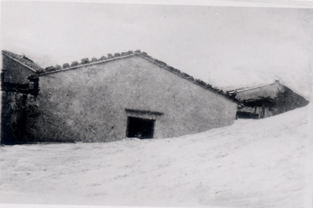 昔日的東山島風(fēng)沙掩埋部分村民村舍（資料照片）。