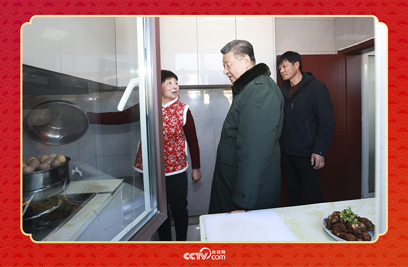 2025年春節(jié)前夕，習近平總書記在遼寧葫蘆島市綏中縣明水滿族鄉(xiāng)祝家溝村考察時，走進村民朱西存家看望。