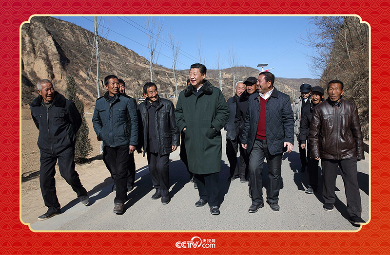 2015年春節(jié)前夕，習近平總書記回到陜西延安梁家河村看望鄉(xiāng)親。