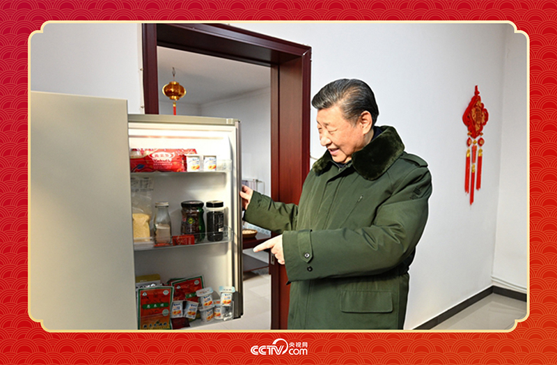 2024年春節(jié)前夕，習近平總書記在天津第六埠村考察時，走進村民杜洪剛家看望。