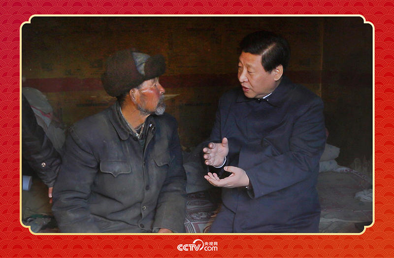 2013年2月3日，習(xí)近平總書記和甘肅省定西市渭源縣元古堆村八旬老黨員馬崗親切交談，了解當(dāng)?shù)厣a(chǎn)生活情況。