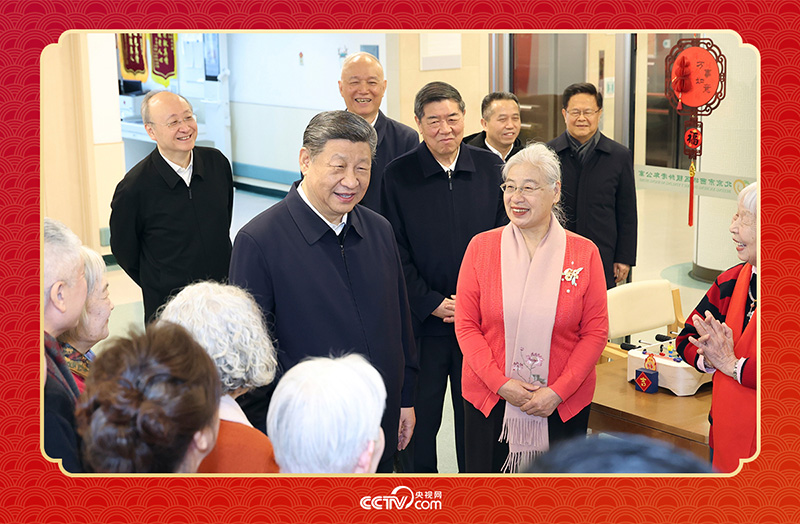 2026年2月10日，習(xí)近平總書記在北京西城區(qū)“吾老·新街”養(yǎng)老服務(wù)街區(qū)銀齡老年公寓考察時，同老人們親切交流。