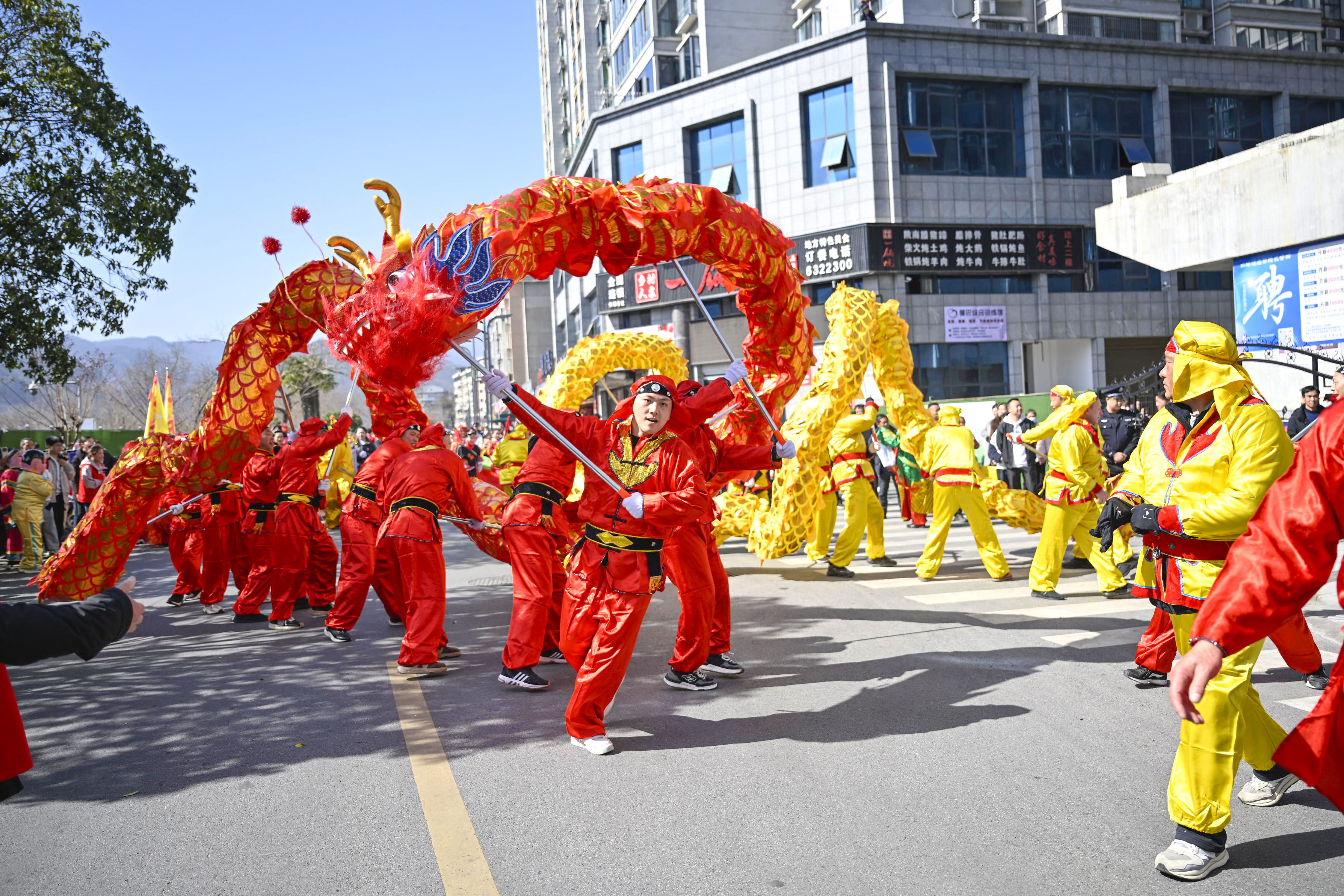 二里社區(qū)文體協(xié)會的舞龍表演