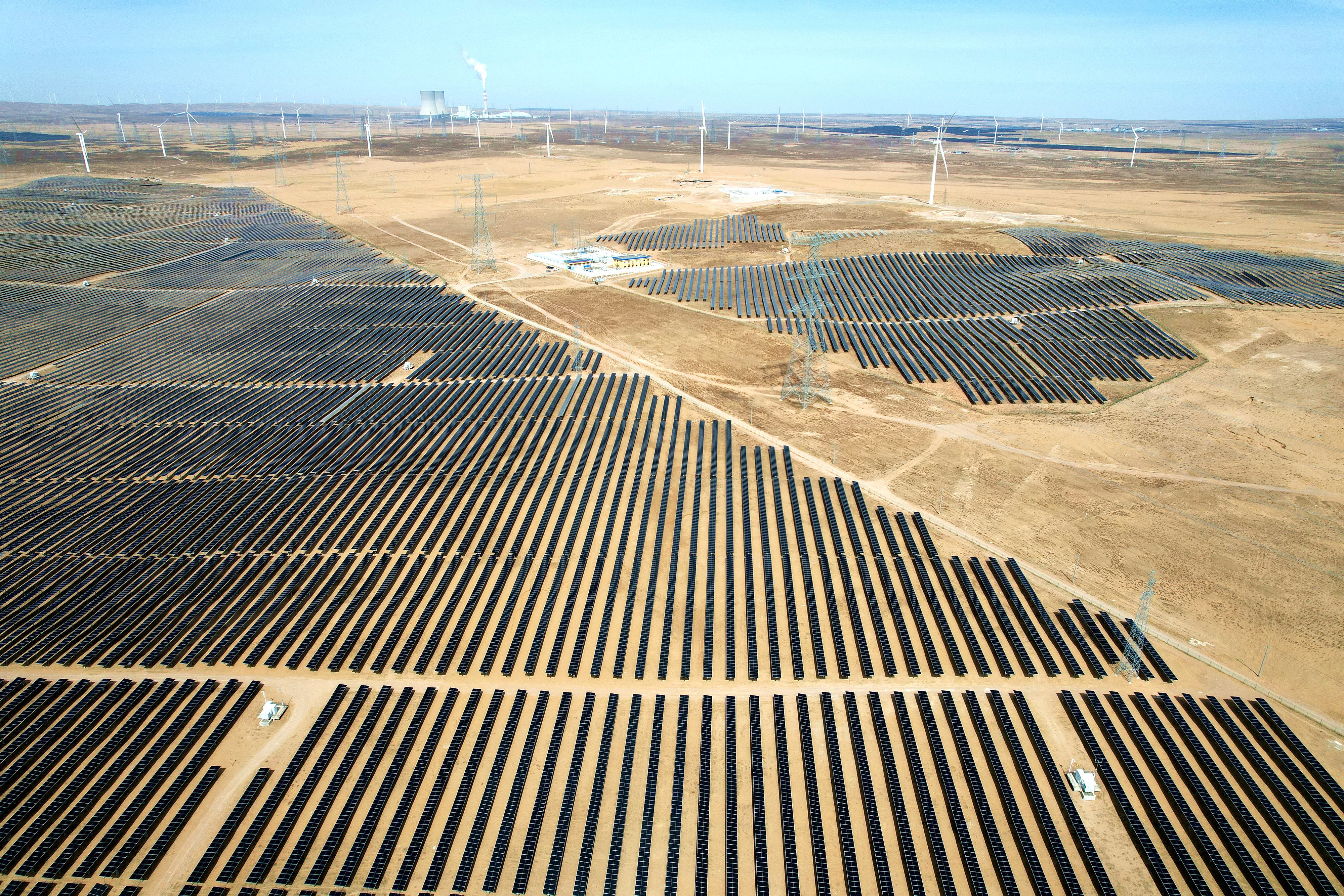 2026年3月18日，寧夏銀川，在靈武市白土崗鄉(xiāng)的一處光伏產(chǎn)業(yè)基地，成片的太陽(yáng)能光伏板匯成一片“藍(lán)色海洋”。