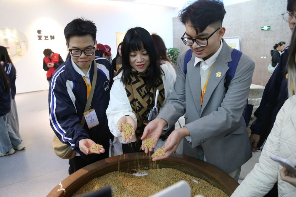 2026年3月30日，參加“紅色研學(xué)之旅”的越南青年在河北參觀新農(nóng)村建設(shè)。