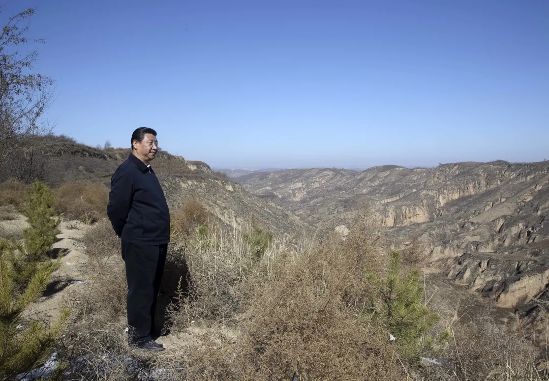 2015年2月13日，習(xí)近平回到陜西省延安市延川縣文安驛鎮(zhèn)梁家河村看望父老鄉(xiāng)親。在一段山路上，他停了下來，舉目凝望。